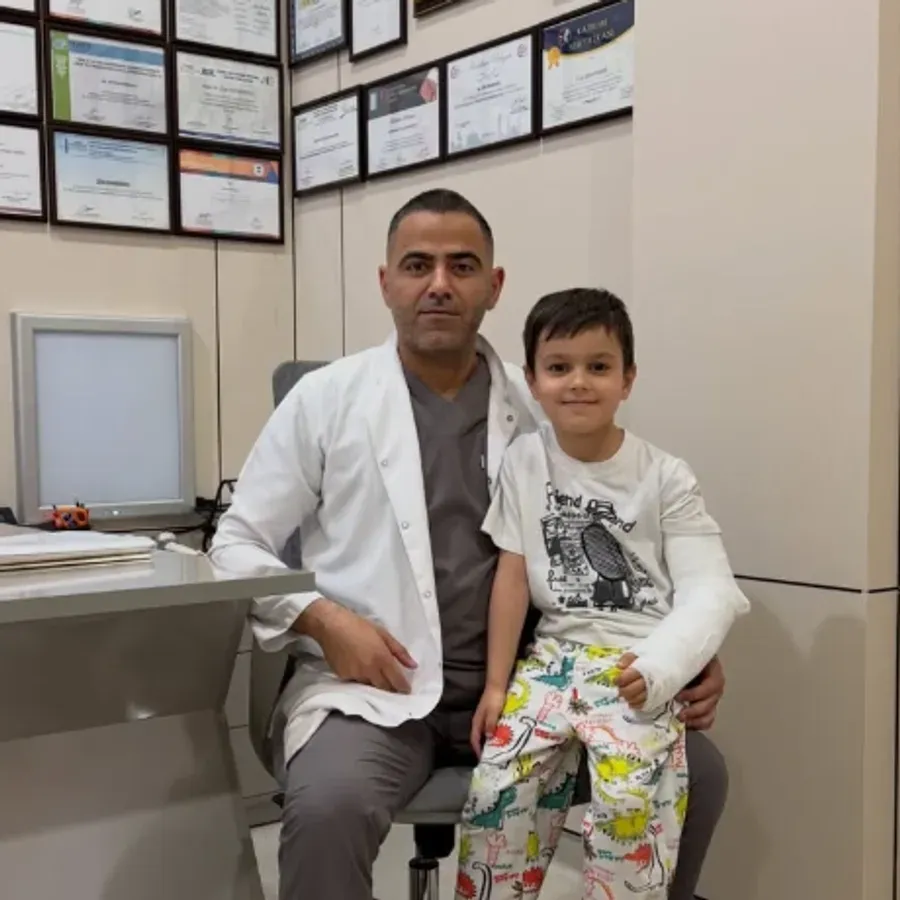 Uzm. Dr. Ziya Şəmmədli qəbul otağında kiçik xəstəsi ilə